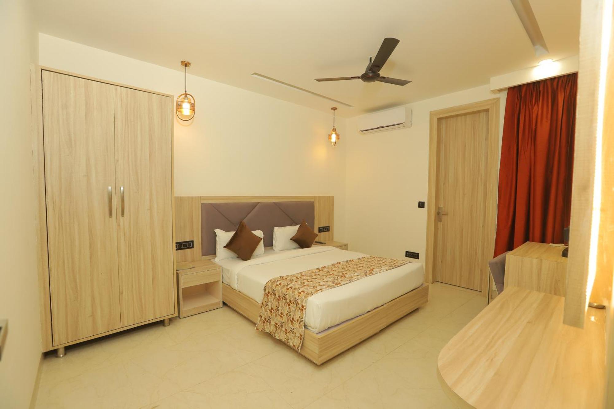 Hotel Palace-near Delhi Airport New Delhi