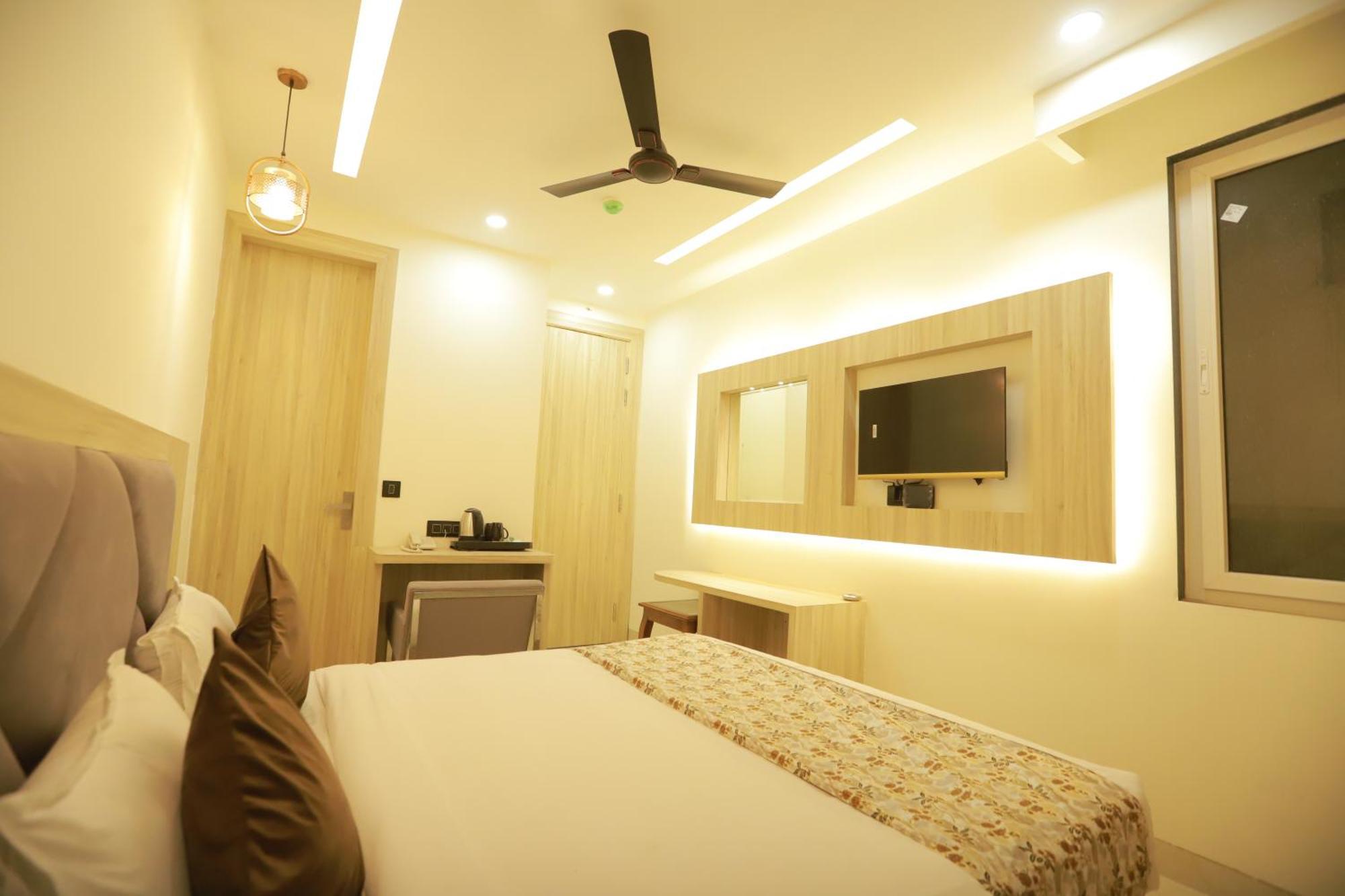 Palace-near Delhi Airport 3*